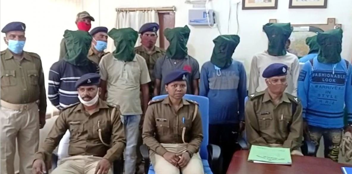 जामताड़ा पुलिस ने 7 वैसे साइबर अपराधियों को गिरफ्तार किया है जो मुंबई, केरल और साउथ अफ्रीका में नौकरी कर रहे थे. लॉकडाउन के दौरान इन लोगों ने करमाटांड़ में प्रशिक्षण लिया और फिर साइबर अपराध से जुड़ गए.