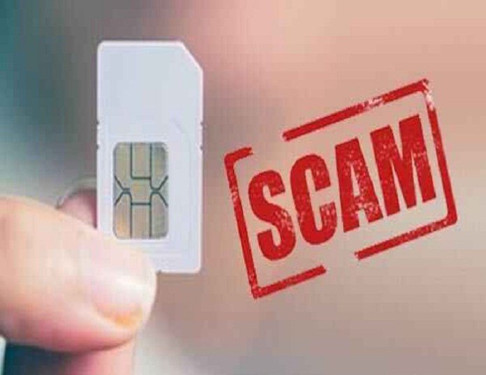साइबर क्राइम के मामले काफी तेजी से बढ़ रहे हैं। धोखेबाज लोगों को लुभाने के लिए नए-नए तरीके और तकनीक ईजाद कर रहे हैं और व पलक झपकते ही लोगों को चूना लगा देते हैं। मुंबई में साइबर अपराध की एक चौंकाने वाली घटना सामने आई है। यहां एक ज्वेलर से सिम-स्वैप फ्रॉड हो गया। उसने पुलिस को इसकी जानकारी दी और मामले में दो लोग गिरफ्तार हुए हैं। दो ठगों को उत्तर प्रदेश के नोएडा से मुंबई पुलिस ने गिरफ्तार किया है। मालवेयर की मदद से इस ठगी को अंजाम दिया गया है। गिरफ्तार आरोपियों की पहचान प्रदीप शर्मा और तेजवीर सिंह के रूप में हुई है। दोनों ने ज्वैलरी कंपनी के कुछ कर्मचारियों को निशाना बनाया और उनके सिम कार्ड पर नियंत्रण कर लिया। जांच में पता चला कि धोखाधड़ी देश के बाहर से गई थी और नोएडा के रहने वाले लोग ने इस अपराध में आरोपियों की मदद की थी। इसके बाद मुंबई पुलिस की टीम नोएडा पहुंची और इस मामले में आरोपी को हिरासत में ले लिया। ऑनलाइन पिज्जा ऑर्डर करने पर धोखधड़ी इसी तरह की एक अन्य घटना में मुंबई का एक व्यवसायी साइबर धोखाधड़ी के जाल में तब फंस गया जब उसने ऑनलाइन पिज्जा ऑर्डर करने की कोशिश की। कथित तौर पर, उस व्यक्ति को Google पर फ़्रांसिस्को पिज़्ज़ा प्लेस नाम की एक जगह मिली। जैसे ही उसने ऑर्डर देने के लिए नंबर डायल किया, साइबर ठगों ने पिज्जा शॉप मैनेजर बनकर उसे भुगतान करने के लिए एक लिंक भेजा। ठगी के इरादों से अनजान व्यक्ति ने उस लिंक पर क्लिक किया और अपने डीटेल भर दिए। 65,000 रुपये ठग लिए इसके कुछ ही देर बाद उसके खाते से 20 हजार रुपये निकल गए। व्यक्ति ने इस ट्रांजेक्शन के बाद फिर उसपर नंबर फोन किया। ठग ने उसे कहा कि यह ट्रांजेक्शन गलती से हो गया और उसे पैसा वापस पाने के लिए फिर से लिंक पर क्लिक करने के लिए कहा और 65,000 रुपये ठग लिए। इसके बाद, पीड़ित व्यक्ति ने पुलिस से संपर्क किया और एफआइआप दर्ज की गई और आरोपी को जल्द से जल्द पकड़ने के सभी प्रयास किए जा रहे हैं।