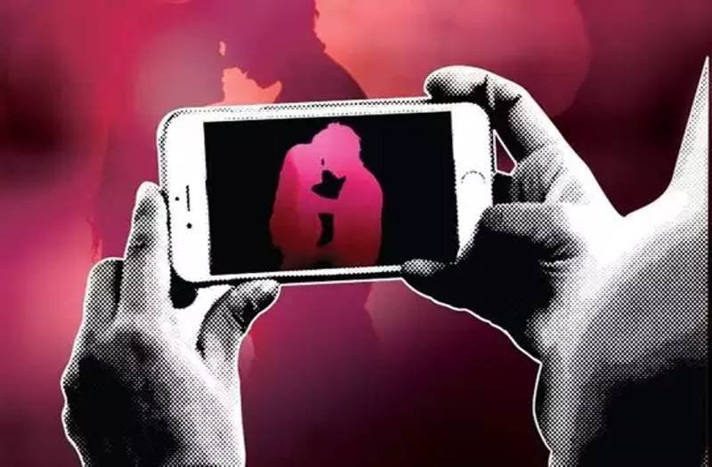 स्ट्रिपचैट वेबसाइट पर अश्लील चैट कर लोगों से करोड़ों की ठगी,गाजियाबाद का शातिर कपल गिरफ्तार