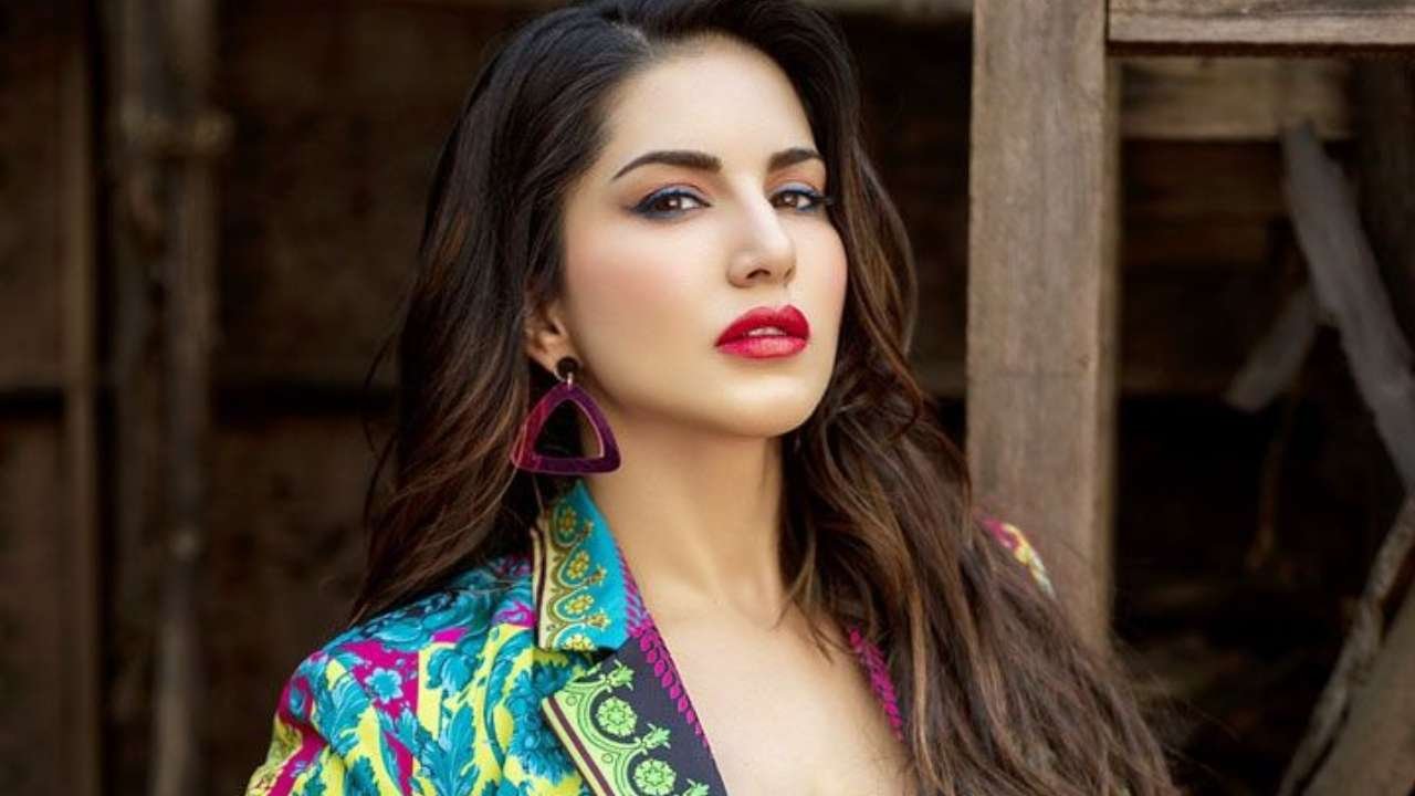 एक्ट्रेस Sunny Leone हुईं साइबर ठगी का शिकार, PAN Card पर लिया गया 2000 रुपये का लोन