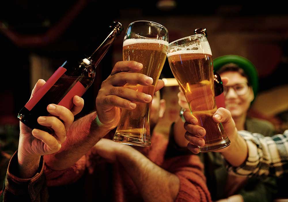 युवक ने किया ऑनलाइन Beer ऑर्डर तो 400 की जगह कट गए Rs 8,000, जानिए Cyber Criminal ने कैसे वसूल लिए 20 गुना रकम
