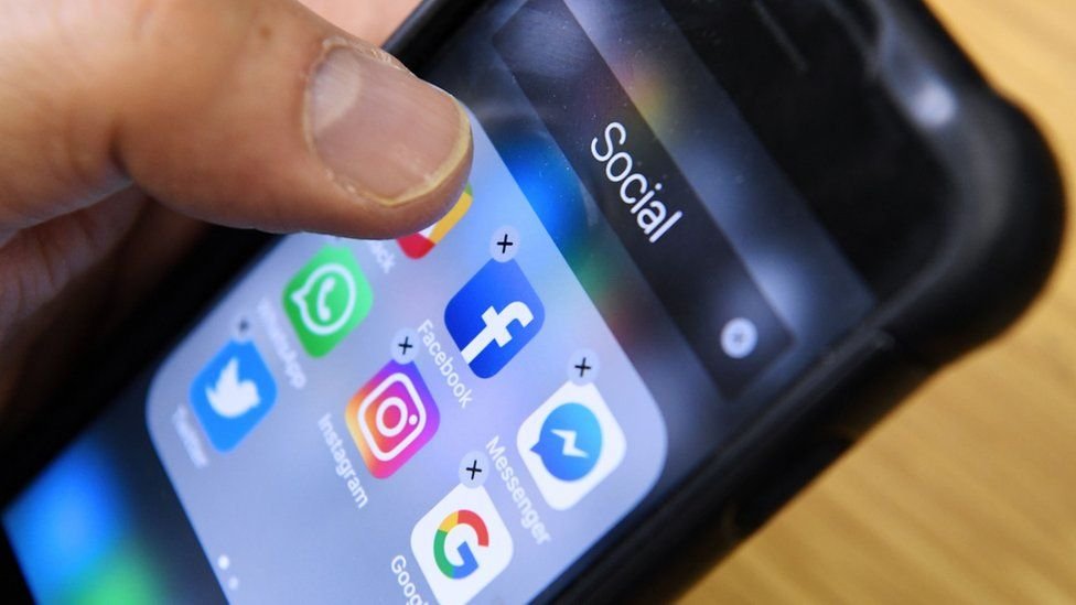 New Law in Russia Bans Government Officials from Popular Messaging Apps