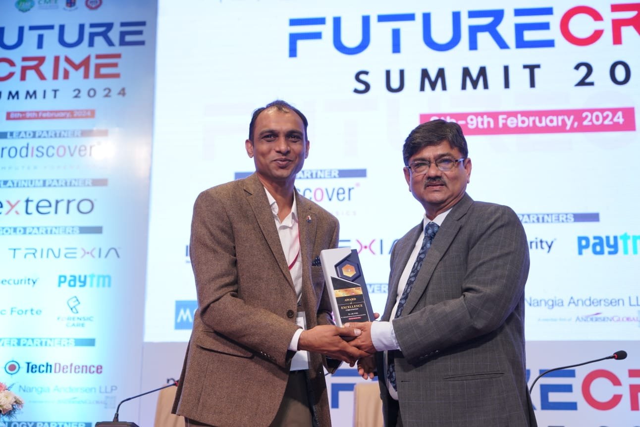 Nilay Mistry, representing Dr. JM Vyas, Vice Chancellor of NFSU, accepts the award from Arun Kumar IPS at the FutureCrime Summit 2024