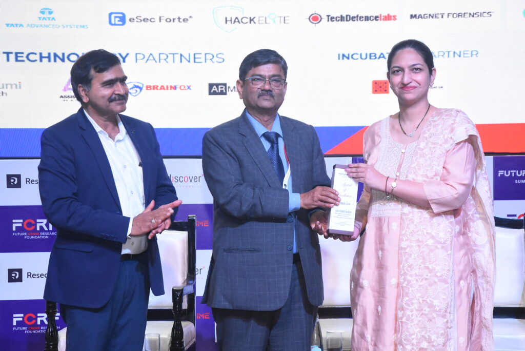 Adv. Puneet Bhasin receiving her award at FutureCrime Summit 2025.